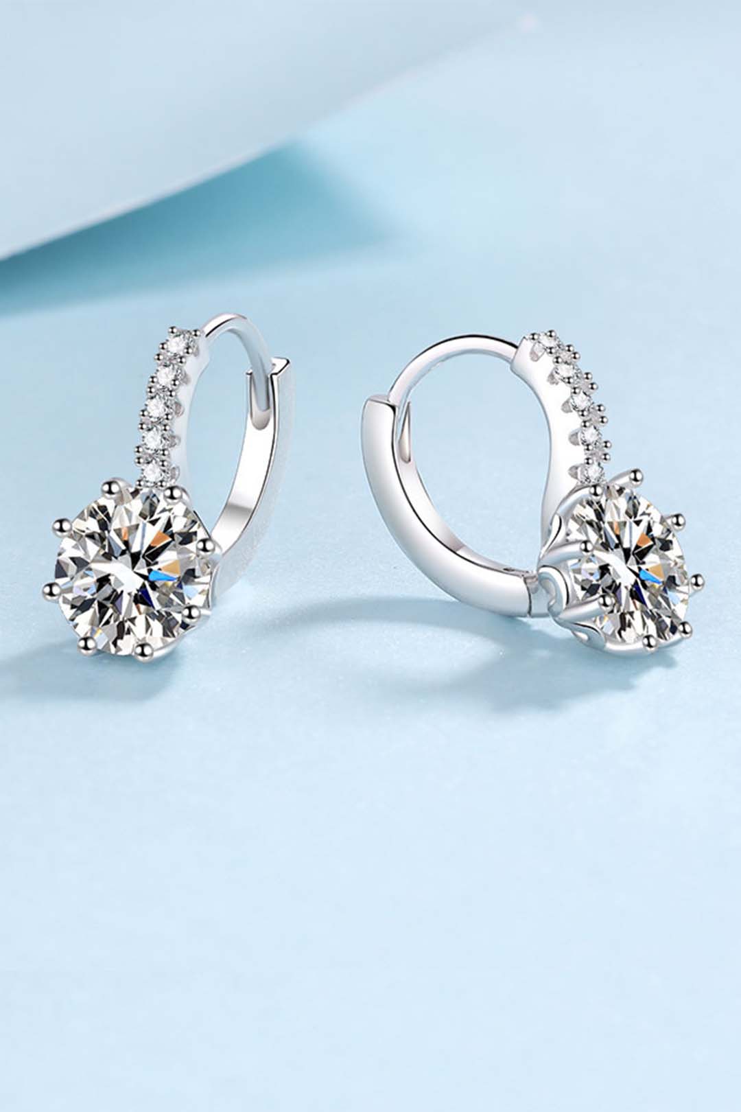 GlamourGleam solitaire earring
